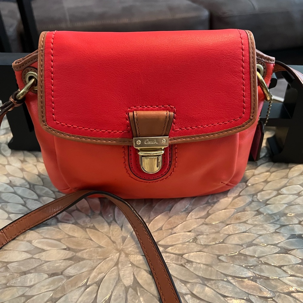 💯 % Genuine Leather Authentic COACH CROSSBODY BAG!